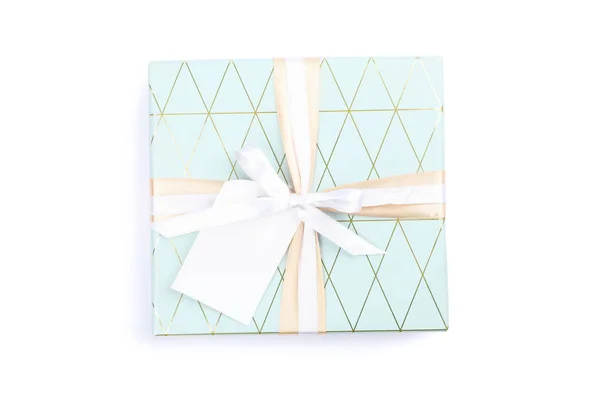 Beyaz arka Grou üzerinde yay ve etiketli güzel hediye kutusu — Stok fotoğraf