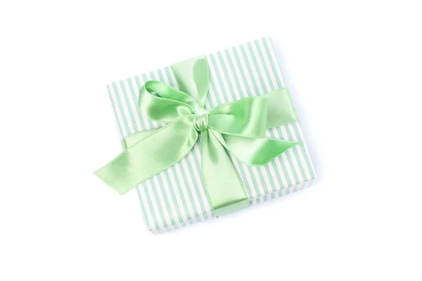 Beyaz arka plan üzerinde izole yeşil fiyonklu hediye kutusu — Stok fotoğraf