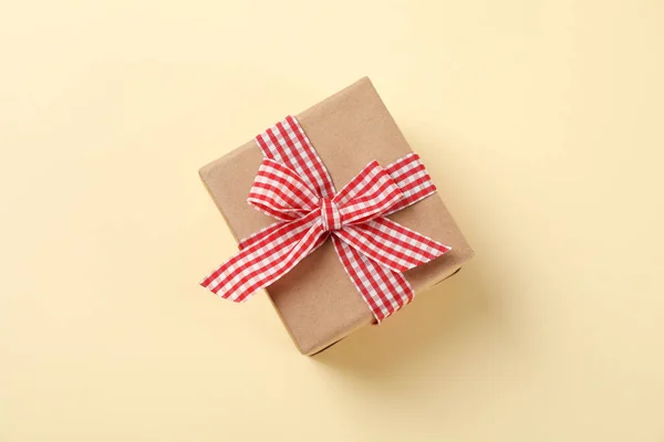 Caja de regalo con arco sobre fondo de color, espacio para texto — Foto de Stock