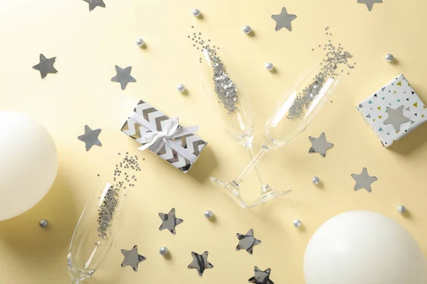 Composition avec verres à champagne, cadeaux et paillettes sur beige b — Photo