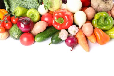 Olgun organik sebzelerle izole edilmiş bileşim. İyi hasat