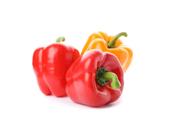 Gelbe und rote Paprika isoliert auf weißem Hintergrund — Stockfoto