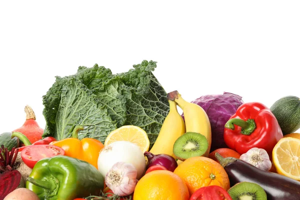 Mucchio di frutta e verdura fresca isolato su sfondo bianco — Foto Stock