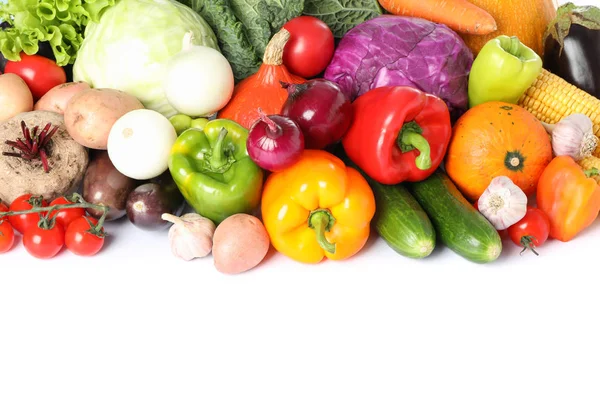 Composition avec légumes frais isolés sur fond blanc — Photo