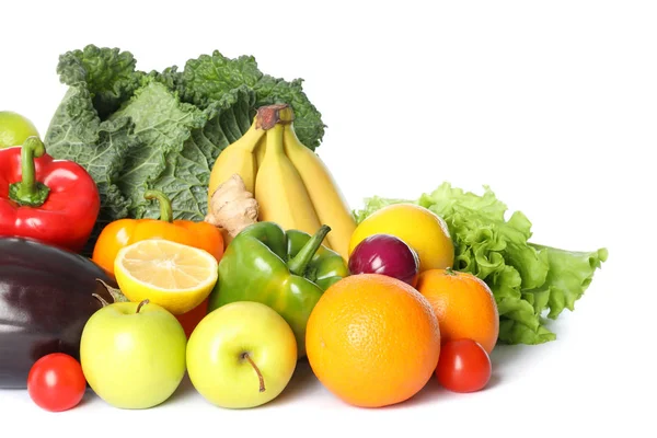 Composición con verduras frescas y frutas aisladas en blanco b — Foto de Stock