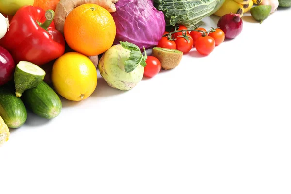 Composição com vegetais maduros e frutas isoladas. Saudável — Fotografia de Stock