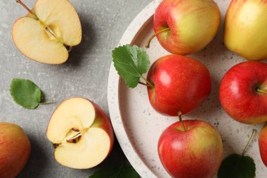 Gri arkaplanda kırmızı elmalar, üst görünüm