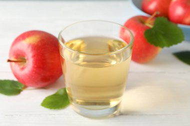 Elma ve bardak meyve suyu ile ahşap zemin, metin için boşluk