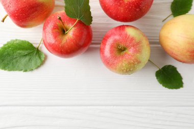 Beyaz ahşap arka planda elmalı kompozisyon, üst görünüm