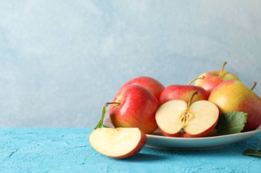 Mavi arkaplanda elmalar ve plaka, metin için boşluk