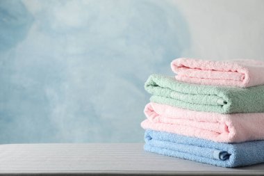 Ütü masasına temiz havlu yığını, kopyalama alanı