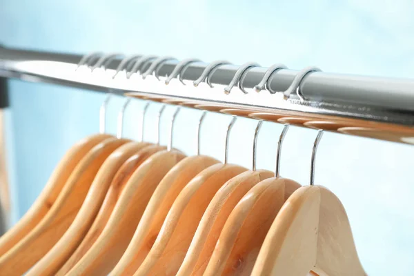 Hangers på stång mot blå bakgrund, närbild — Stockfoto