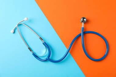 İki ton arkaplanda steteskop, mesaj için boşluk. Sağlık Hizmetleri