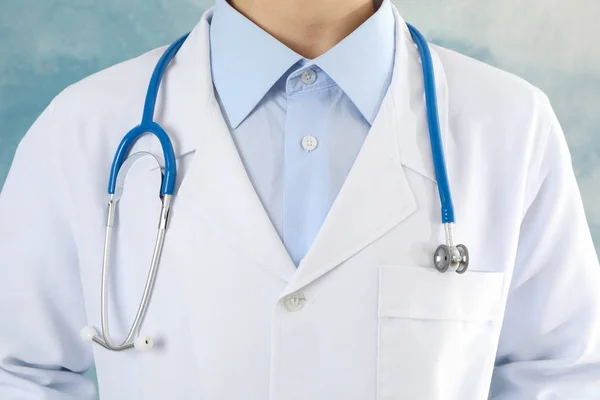 Médecin avec stéthoscope sur fond bleu, gros plan — Photo