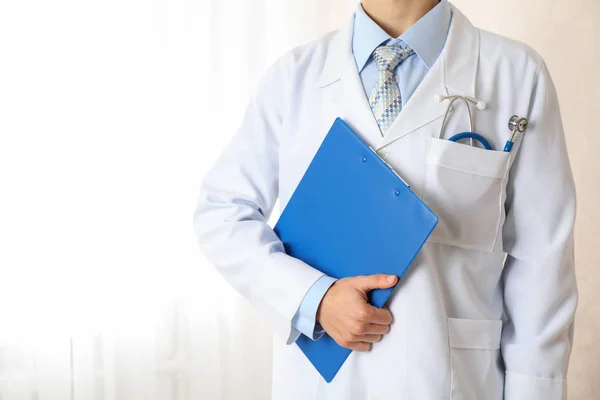 Médico com estetoscópio azul e tablet, espaço para texto — Fotografia de Stock