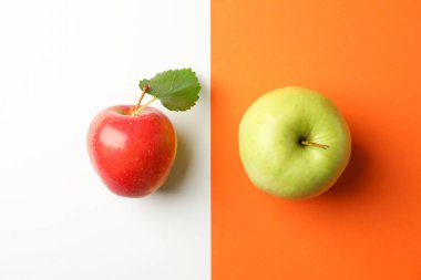 İki ton arkaplanlı elmalar, üst görünüm