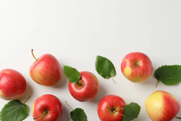 Flache Lage mit roten Äpfeln auf weißem Hintergrund, Platz für Text — Stockfoto