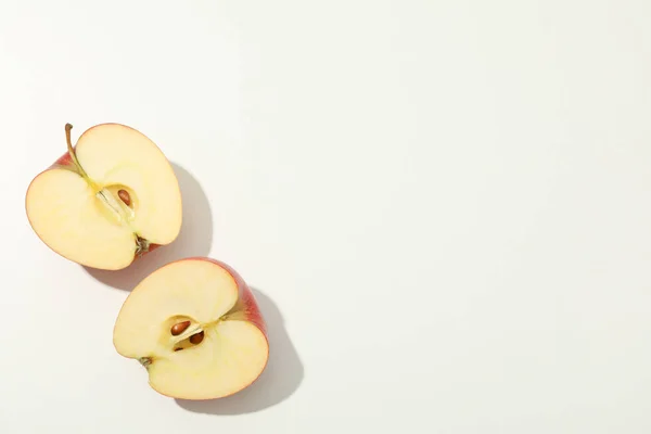 Apfelhälften auf weißem Hintergrund, Platz für Text — Stockfoto