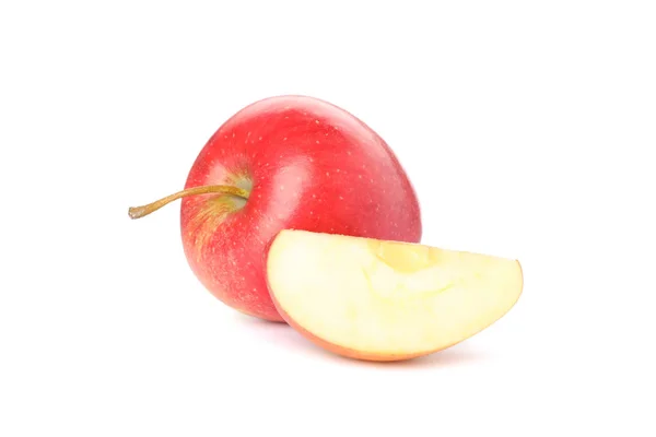 Süßer roter Apfel isoliert auf weißem Hintergrund — Stockfoto