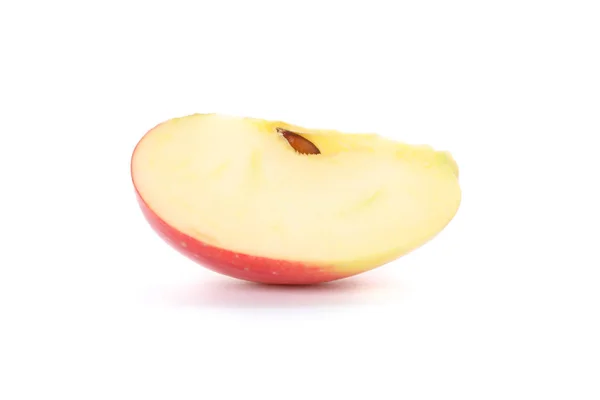 Кусок красного яблока на белом фоне — стоковое фото