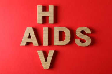 Kırmızı arkaplanda kelime yardımı ve HIV, metin için boşluk