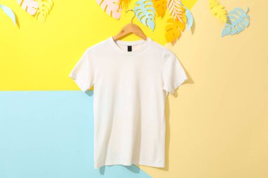 Renkli arka planda beyaz tişörtlü askı, spac