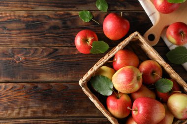 Ahşap arka planda elmalı sepet, boşluğu kopyala