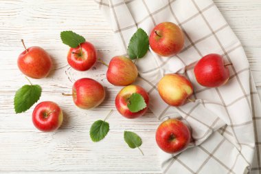 Elma ve havluyla beyaz ahşap arka planda kompozisyon