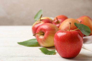 Beyaz ahşap arkaplanda elmalar, metin için boşluk