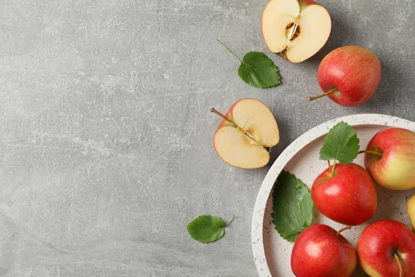 灰色の背景の赤いリンゴ、トップビュー — ストック写真