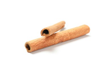 Tarçın çubukları beyaz arka planda izole edilmiş. Tatlı baharat