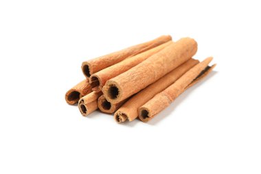 Tarçın çubukları beyaz arka planda izole edilmiş. Tatlı baharat