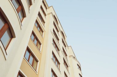 Mavi gökyüzüne karşı güzel bina, metin için boşluk