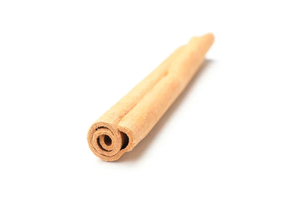 Palito de canela isolado no fundo branco. Especiarias doces — Fotografia de Stock