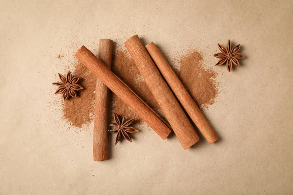 Canela paus, pó e anis estrelas em bege ou papelão ba — Fotografia de Stock