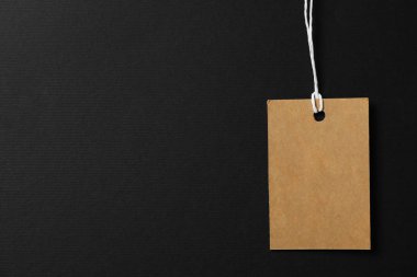 Siyah arkaplanda fiyat etiketi, metin için boşluk. Kara Cuma indirimi