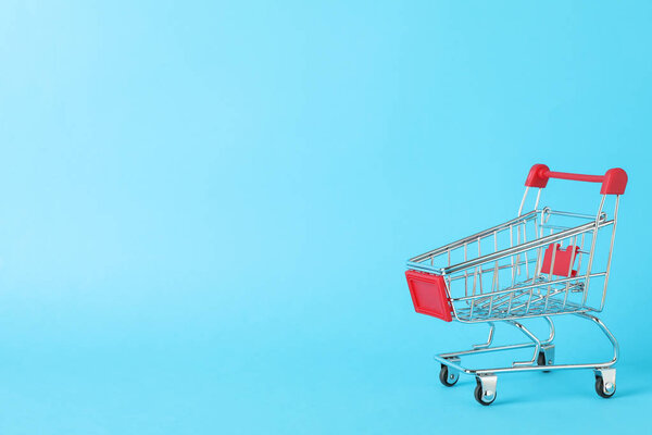 Небольшой магазинчик на синем фоне, место для текста
