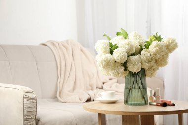 Ortanca çiçekli kompozisyon, bir fincan kahve ve kozmetik. Bahar bitkisi