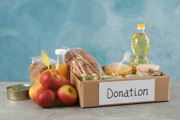 Caja Donaciones Con Diferentes Alimentos Mesa Gris Voluntariado — Foto de Stock