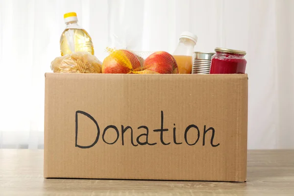 Caja Donaciones Con Diferentes Alimentos Mesa Madera Voluntariado — Foto de Stock