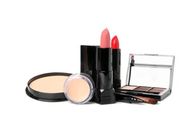 Farklı makyaj malzemeleri beyaz arka planda izole edilmiş. Kadın aksesuarları