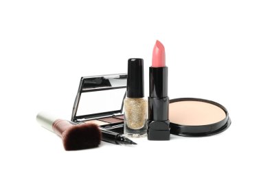 Farklı makyaj malzemeleri beyaz arka planda izole edilmiş. Kadın aksesuarları