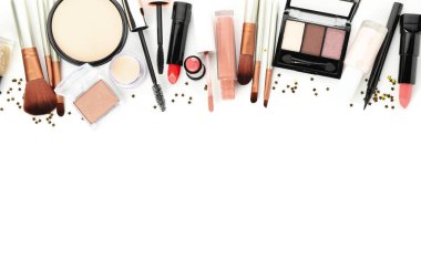 Farklı makyaj malzemeleri beyaz arka planda izole edilmiş. Kadın aksesuarları