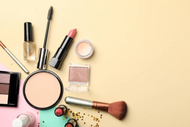 Renkli arka planda farklı makyaj malzemeleri. Kadın aksesuarları