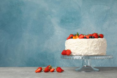 Mavi arka planda dutlu kremalı pasta. Tatlı nefis.