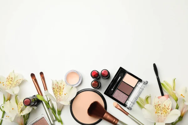 Diferentes Cosméticos Maquillaje Flores Sobre Fondo Blanco Accesorios Femeninos — Foto de Stock