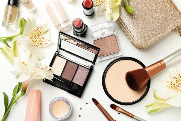 Différents Cosmétiques Maquillage Fleurs Sur Fond Blanc Accessoires Pour Femmes — Photo