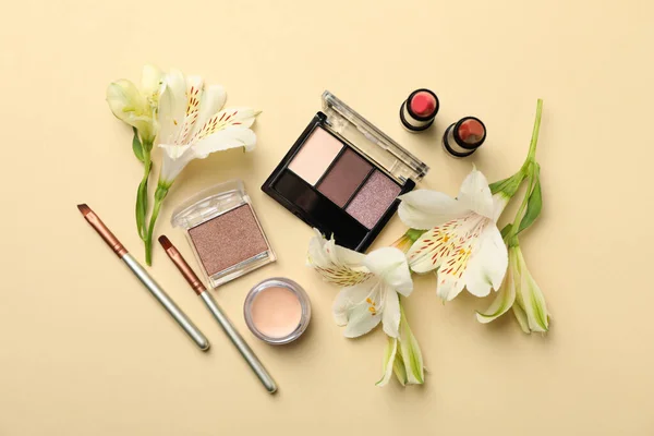 Diferentes Cosméticos Maquillaje Flores Sobre Fondo Beige Accesorios Femeninos — Foto de Stock