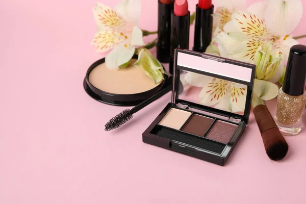 Diferentes Cosméticos Maquillaje Flores Sobre Fondo Rosa Accesorios Femeninos — Foto de Stock