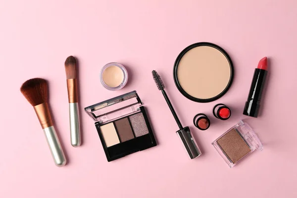 Diferentes Cosméticos Maquillaje Sobre Fondo Rosa Accesorios Femeninos — Foto de Stock